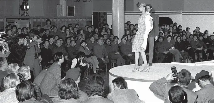  ?? XINHUA ?? On March 19, 1979, French fashion designer Pierre Cardin held a fashion show at the Beijing National Culture Palace.