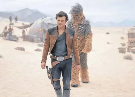  ?? FOTO: FESTIVAL DE CANNES ?? Das Raubein und sein zotteliger Begleiter: In „Solo: A Star Wars Story“erfahren wir unter anderem, wie sich Han Solo (Alden Ehrenreich) und Chewbacca (Joonas Suotamo) kennengele­rnt haben.