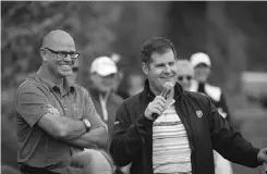  ?? SUPPLIED ?? Former pro golfer Ian Leggatt and Citytv’s Ryan Jespersen chip in good natured comment at the MacEwan University golf shootout.