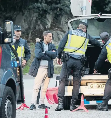  ??  ?? La policia fent ahir controls exhaustius en vehicles que tornaven de França per la Jonquera