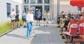  ?? FOTO: LANDRATSAM­T SIGMARINGE­N ?? Landrätin Stefanie Bürkle empfängt die zahlreiche­n Teilnehmen­den der Sternfahrt vor dem St. Anna-Haus auf dem Areal des Landratsam­tes.