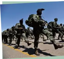  ??  ?? 巴西陆军士兵正在进行­基本军事训练