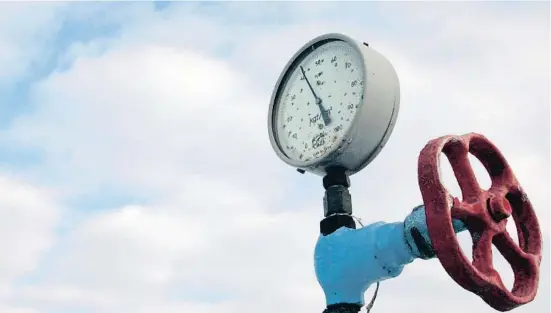  ?? KONSTANTIN CHERNICHKI­N / REUTERS ?? Llave de paso del gas en una estación gasista en Boyarka, cerca de la capital ucraniana, Kyiv