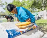  ??  ?? Dos venezolano­s preparan el almuerzo.