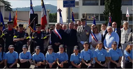  ?? (Photos V. Tillet ?? Sapeurs sauveteurs, cadets de L’UIISC, élus et membres de la famille d’Emmanuel Fichaux ont inauguré hier matin la place baptisée en l’honneur du sapeur sauveteur décédé en mission en août .