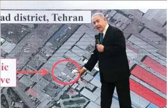  ?? צילום: קוקו ?? נתניהו מצביע על המקום שבו נתפסו המסמכים בלב טהרן