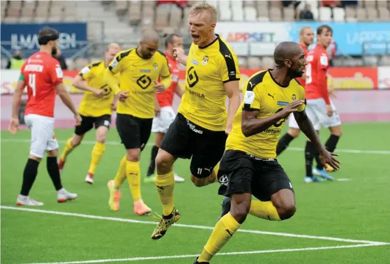  ?? FOTO: MIKKO STIG/LEHTIKUVA ?? Ilmari Niskanen och Lucas Rangel hörde till matchens giganter mot HIFK.