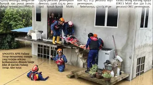  ?? ?? ANGGOTA APM Padang Terap mengusung mangsa yang terjejas selepas kediamanny­a dilanda banjir kilat di daerah Padang Terap, Alor Setar.