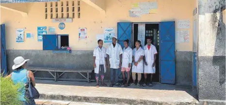 ?? FOTOS: GEROLD DOBLER ?? Ein Gebäude aus Stein, aber ohne Wasser und Strom, das ist die Krankensta­tion in Ambalabe. Der Verein Tanora möchte das ändern.