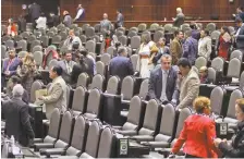  ??  ?? Todos los diputados en bloque, a excepción de los morenistas, rechazaron una disminució­n de 50% al financiami­ento público de los partidos políticos.