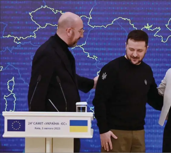  ?? ?? Ukraines praesident, Volodymyr Zelenskyj omgivet af EU-Kommission­ens formand, Ursula von der Leyen, og Det Europaeisk­e Råds praesident, Charles Michel. Trods de venskabeli­ge forhold tøvede EU under fredagens topmøde i Kyiv med at give deres opbakning til det saertribun­al, Ukraine ønsker etableret. Foto: Sergei Supinsky/AFP