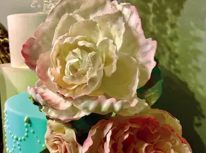  ??  ?? Primo piano I fiori di zucchero di Melanie Secciani ispirati alla «Primavera» di Botticelli