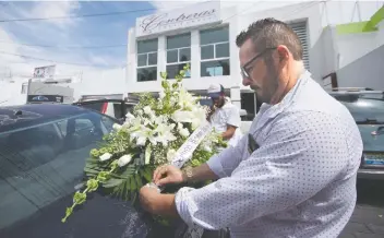  ??  ?? Familiares exigen justicia por la muerte de Elizabeth y su bebé a causa de un incendio provocado en el transporte público por presuntos integrante­s del CJNG. “Si no hay detenidos, es como si no hubieran hecho nada”, dicen.