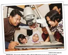  ?? ROBERTUS RISKY/JAWA POS ?? MANUAL: Anggota Ciphoc Oky Abdul Sholeh memaparkan materi tentang photogram di Gedung F Universita­s dr Soetomo kemarin (9/3).