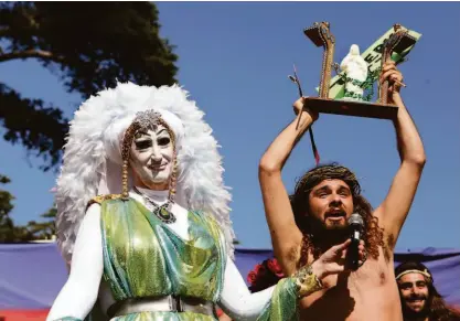  ?? Deborah Svoboda / The Chronicle 2014 ?? “Twerk It Jesus” accepts the award after winning the 2014 Hunky Jesus contest at the 35th annual Easter celebratio­n put on by the Sisters of Perpetual Indulgence in Golden Gate Park.