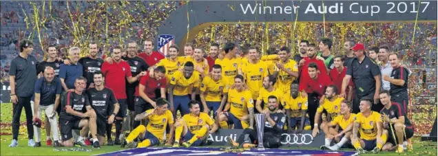  ??  ?? FOTO DE CAMPEÓN. El Atlético al completo, plantilla, cuerpo técnico, se hace la foto con el trofeo de la Audi Cup. La Copa, ante Moyá, que fue decisivo en la tanda de penaltis.