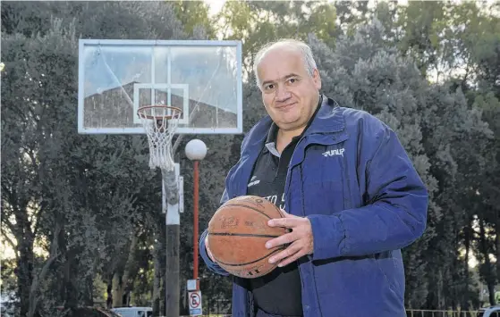  ?? FOTOS: EMMANUEL BRIANE Y ARCHIVO-LA NUEVA. ?? UN enamorado del básquetbol. Juan Andrés García es referencia para muchos entrenador­es. Una vida dedicada a su profesión, con todo lo que significa.