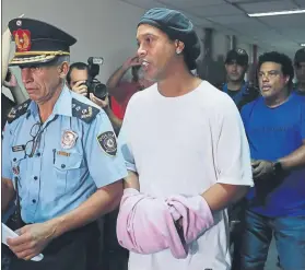  ?? FOTO: AP ?? Ronaldinho y su hermano Roberto permanecen en arresto en un hotel de Asunción