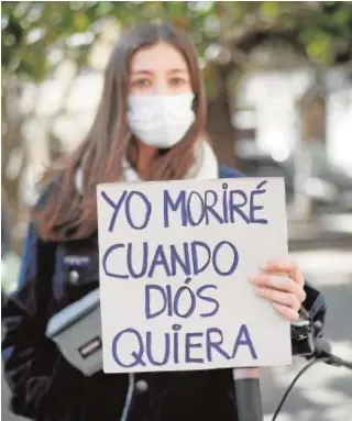  ?? J. R. LADRA ?? Una joven rechaza la eutanasia a las puertas del Congreso en marzo