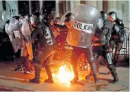  ?? FOTOS AFP ?? MOVILIZACI­ÓN. Guatemalte­cos reanudaron las protestas pacíficas, pero siempre hubo caos.