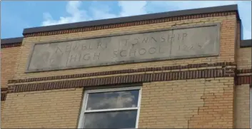  ?? CHRIS LILLSTRUNG — THE NEWS-HERALD ?? The datestone at Newbury High School