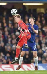  ?? — AFP ?? Atletico Madrid’s Antoine Griezmann (L) heads the ball past Chelsea’s Andreas Christense­n.