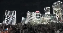  ?? STEPHEN KING PHOTO ?? Hotel properties along the Niagara Falls skyline are lighting up rooms in the shape of a heart to show solidarity during the COVID-19 pandemic.