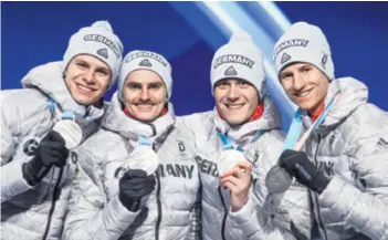  ?? REUTERS ?? Skijaški skakači Njemačke osvojili su u momčadskom dijelu srebro te ga zalili pivom