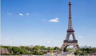  ?? ?? Les employés en grève réclament de meilleures conditions de travail et alertent sur l'état du célèbre monument parisien.