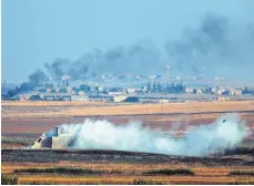  ?? FOTO: DPA ?? Nach Bombardier­ungen türkischer Streitkräf­te steigt eine Rauchsäule über der Stadt Akcakale auf.