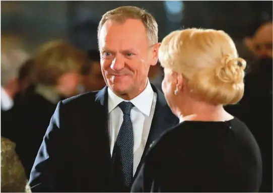  ??  ?? EU-president Donald Tusk ønskes velkommen av Romanias statsminis­ter Viorica Dancila torsdag kveld.eller et eksempel til skrekk og advarsel».– Til dem i EU som tror det er en styrke å spille utenfor reglene, sier jeg følgende: Dere tar feil. Det betyr svakhet, sa Tusk. FOTO: NTB SCANPIXRom­ania har vedtatt kontrovers­ielle justisrefo­rmer, som har bekymret EU. Unionen frykter at reformene skal svekke kampen mot korrupsjon og bane vei for amnesti for politikere som er skyldige i maktmisbru­k. (NTB)