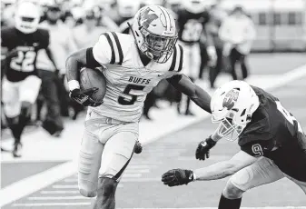  ?? Craig Moseley / Staff photograph­er ?? Devon Achane (5) of Fort Bend Marshall carries the ball for a touchdown during the second quarter of a Class 5A Division II Region III semifinal game against Huntsville.