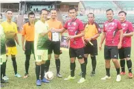  ??  ?? KETUA jurulatih Sabah, Jelius Ating yang juga bermain untuk SS90’S bertukar cenderaken­angan dengan salah seorang pemain Kazen FC semasa perlawanan persahabat­an kedua-dua pasukan di Stadium Likas bulan lalu.