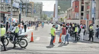  ?? RENÉ FRAGA / EXPRESO ?? Filas. En el Registro Civil de Quito se evidenciar­on largas filas para obtener una cédula de identidad.