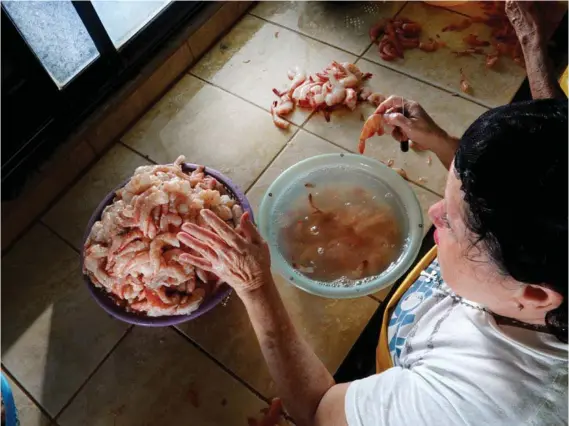  ?? JORGE CASTILLO ?? Gerarda Camacho trabaja como peladora de camarón en el Mercado Central de Puntarenas.