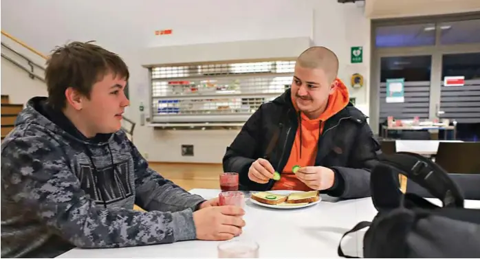  ?? FOTO: ØRJAN DEISZ ?? EKSTRA MOTIVASJON: Klassekame­ratene Christian Storedal Worren (16) og Alexander Bruvik (16) sier skolefroko­st er en ekstra motivasjon til å møte tidsnok på skolen.