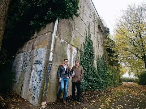  ?? RP-FOTOS (5): THOMAS LAMMERTZ ?? Der Ist-Zustand: Hendrik und Heinz Hambloch am Marienplat­z-Bunker mitten in Fischeln, aus dem sie eine Wohnanlage machen wollen.