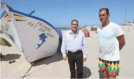  ??  ?? O pescador Paulo João com o autarca da Costa da Caparica, José Ricardo Martins