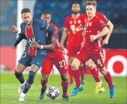  ?? FOTO: AP ?? Neymar Jr. y David Alaba luchan por un balón El crack brasileño del PSG fue muy difícil de controlar para el Bayern