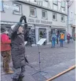  ?? FOTO: EDWIN HÜGLER ?? Am Samstag hat es in Aalen Proteste gegen die aktuell geltenden CoronaBest­immungen gegeben. Initiiert hatte die Veranstalt­ung Sabine SchubertKe­ssler (links im Bild).