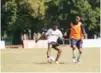  ?? ?? ↑ Momento de acción del partido entre el Liceo Florentino Abreu y la escuela Miguel Canela Lázaro celebrado en el Complejo deportivo de Salcedo.