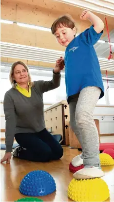  ?? Foto: Silvio Wyszengrad ?? Julia wurde an beiden Füßen operiert, nun muss sie wieder richtig laufen lernen. TVA–Trainerin Monika Möckl hilft ihr dabei.