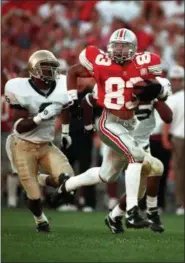  ?? ASSOCIATED PRESS FILE ?? Ohio State wide receiver Terry Glenn runs for a touchdown against Notre Dame in Columbus in 1995.