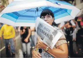  ??  ?? Una mujer sostiene un cartel que dice: “Yo soy Nisman” durante la marcha.