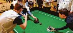 ?? Foto: Thomas Vogel ?? Zum 15. Mal in Vöhringen: Beim „Robo Cup Junior“trafen sich Roboter-Bastlertea­ms zum spielerisc­hen Wettbewerb.