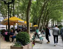  ?? ?? En los Estados Unidos la lectura es uno de los mejores pasatiempo­s de fin de semana.