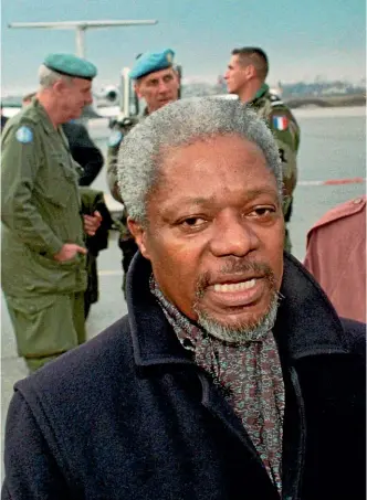  ?? AP ?? Kofi Annan in Sarajevo in 1995 to discuss the implementa­tion of a ceasefire in Bosnia.