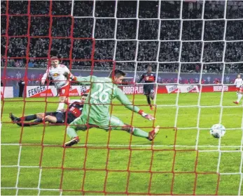  ?? FOTO: IMAGO ?? Die Entscheidu­ng: Timo Werner trifft an Sven Ulreich vorbei zum 2:1 für Leipzig.