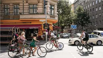  ?? Foto: Travel Collection ?? In Städten sinkt die Reichweite von Autos. Mit dem Rad geht es oft schneller – und schont die Umwelt.