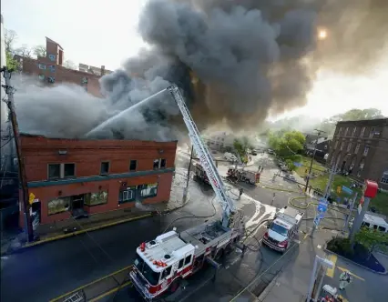  ?? Pam Panchak/Post-Gazette ?? Pittsburgh firefighte­rs work a fire Thursday in an abandoned building on the corner of Forward and Murray avenues in Squirrel Hill. Officials were investigat­ing the cause of the blaze Thursday night.